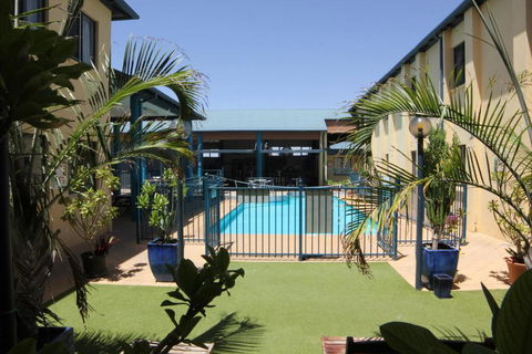 Ningaloo Club Backpackers - Accommodation Sunshine Coast 3