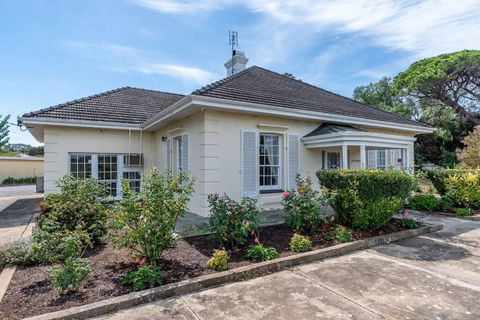 Normanville, Large Historic Three Bedroom Home - Accommodation Sunshine Coast 0