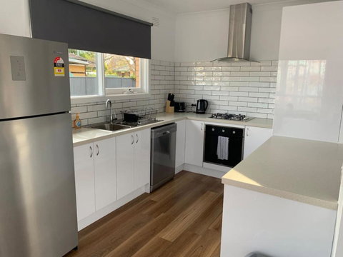 Nth Central 4BR Reno W WiFi - Accommodation Sunshine Coast 3