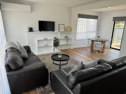 Nth Central 4BR Reno W WiFi - Accommodation Sunshine Coast 0