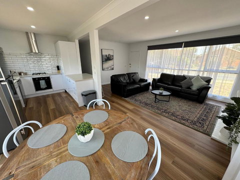 Nth Central 4BR Reno W WiFi - Accommodation Sunshine Coast 1
