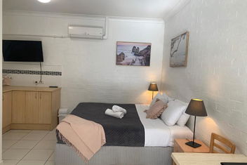 Ocean Shores Motel with Accommodation Sunshine Coast