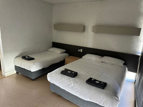 Overlander Hotel - Accommodation Sunshine Coast 2