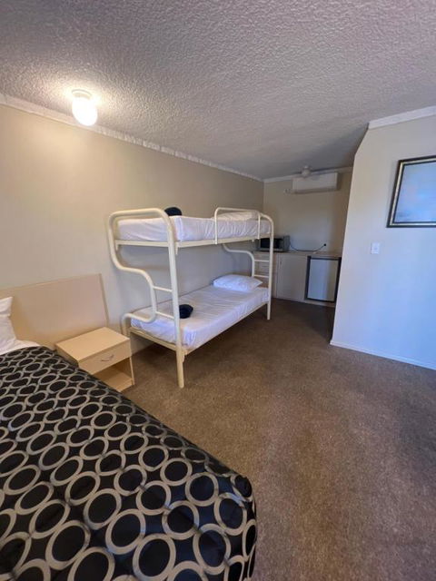 OVERLANDER MOTOR LODGE - Accommodation Sunshine Coast 3