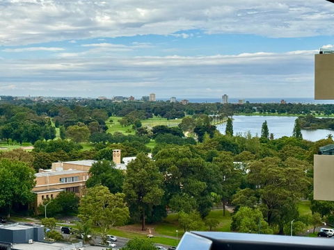 Panoramic View - Albert Park Lake & Shrine Views - Accommodation Sunshine Coast 0