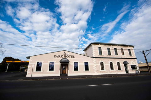 Park Hotel - Accommodation Sunshine Coast 0