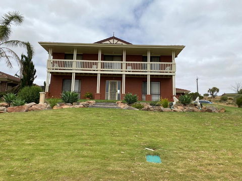 Pelican Retreat - Corporate / Tradie / Family - Accommodation Sunshine Coast 1