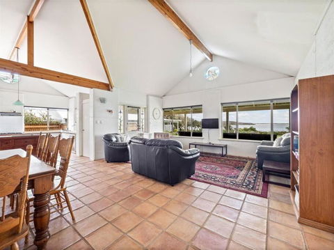 Pelicans View A Riverside Retreat - Accommodation Sunshine Coast 2