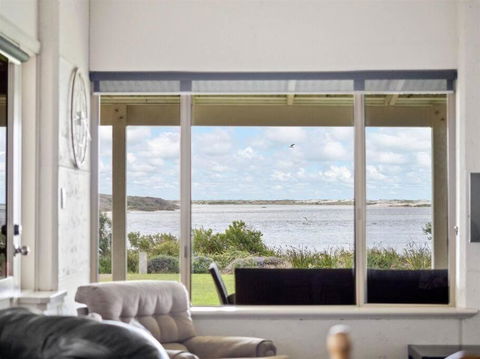 Pelicans View A Riverside Retreat - Accommodation Sunshine Coast 3