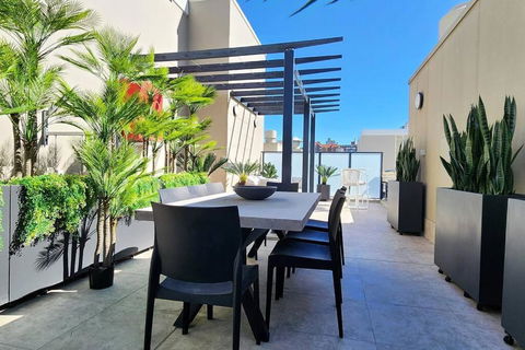 Penthouse With Private Terrace, Parking + 2 Pools - Accommodation Sunshine Coast 1