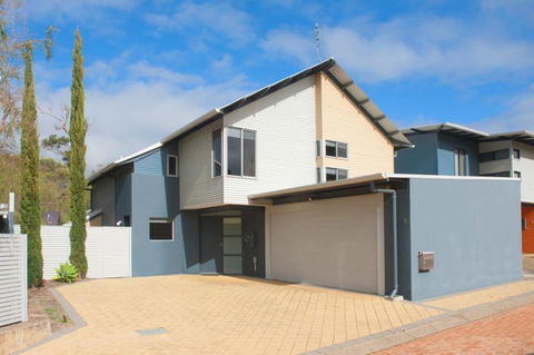 PEPPY TREE HOUSE - Accommodation Sunshine Coast 0