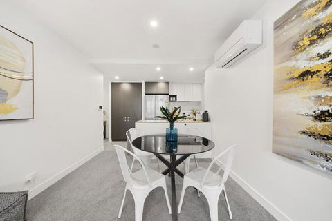 Phillip 2-Bed: Chic Interiors Amazing Amenities - Accommodation Sunshine Coast 1