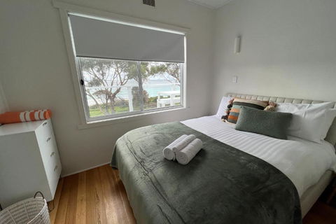 PIPI SHACK - Iconic Waterfront Shack Binalong Bay - Accommodation Sunshine Coast 3