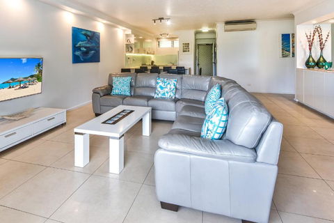 POINCIANA 101 HAMILTON ISLAND CENTRALLY LOCATED 3 BEDROOM, Plus BUGGY!! - Accommodation Sunshine Coast 3