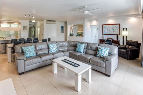POINCIANA 101 HAMILTON ISLAND CENTRALLY LOCATED 3 BEDROOM, Plus BUGGY!! - Accommodation Sunshine Coast 2