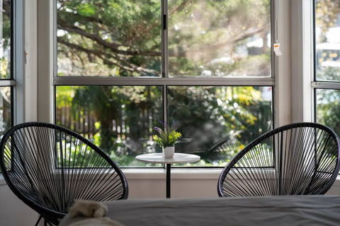 Popular Central Location King Bed The Repose - Accommodation Sunshine Coast 0