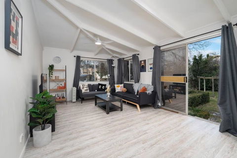 Popular Central Location King Bed The Repose - Accommodation Sunshine Coast 3