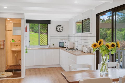 Pet Friendly Cozy Cabin - Accommodation Sunshine Coast 3