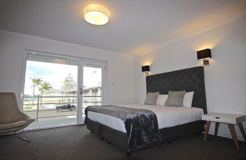 Quays Hotel - Accommodation Sunshine Coast 0