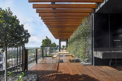 Premium Albert Park Grand Prix Apartment By Ready Set Host - Accommodation Sunshine Coast 3