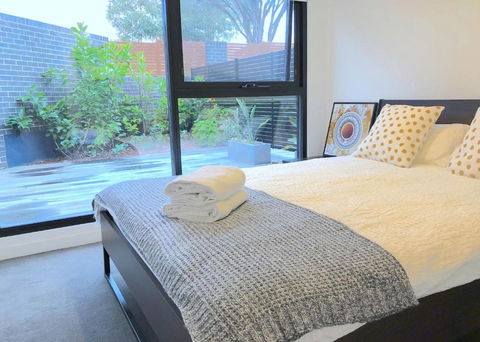 Pride Bentleigh Apartment With Private Garden - Accommodation Sunshine Coast 1
