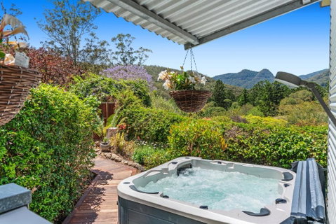 Private Luxury In The Mountains With Running Creek - Accommodation Sunshine Coast 2