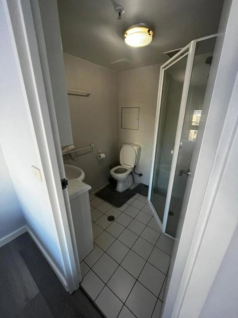 Private Room With Ensuite In The CBD - Accommodation Sunshine Coast 3