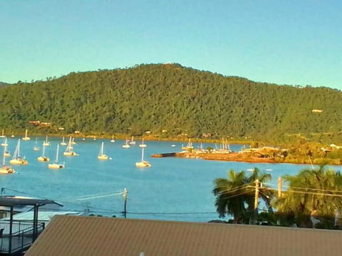 QCWA Cheerful Cottage - Airlie Beach - Accommodation Sunshine Coast 0