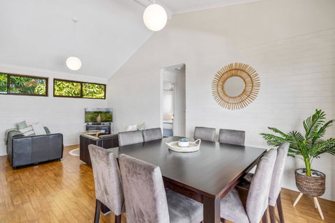 Quaint 2-Bed Beach Abode With Ocean Views - Accommodation Sunshine Coast 1