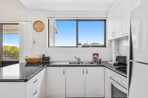 Quaint 2-Bed Beach Abode With Ocean Views - Accommodation Sunshine Coast 2