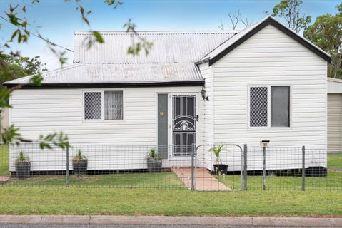Quaint 2 Bedroom Fully Furnished Cottage - Accommodation Sunshine Coast 0