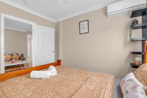 Quaint 2 Bedroom Fully Furnished Cottage - Accommodation Sunshine Coast 2