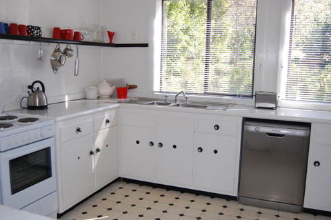 Quaint Cottage Nestled Amongst The Trees - Accommodation Sunshine Coast 3