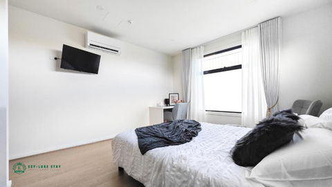 Queen Bed Stylish Suite With TV - Room 12 - Accommodation Sunshine Coast 0