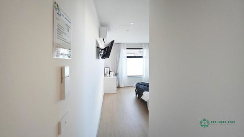 Queen Bed Stylish Suite With TV - Room 12 - Accommodation Sunshine Coast 3