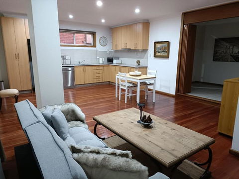 Quiet Nature-Filled Ground Floor Unit - Accommodation Sunshine Coast 2