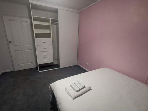 Quiet Room With Off Street Parking In Hobart - Accommodation Sunshine Coast 0