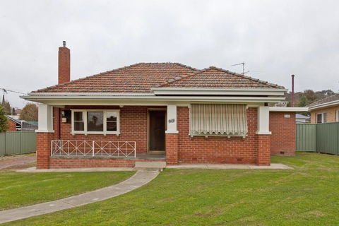 Red Brick Beauty - Central Cottage - Accommodation Sunshine Coast 0
