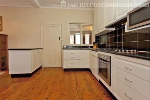 Red Brick Beauty - Central Cottage - Accommodation Sunshine Coast 1