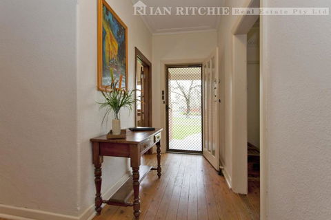 Red Brick Beauty - Central Cottage - Accommodation Sunshine Coast 3
