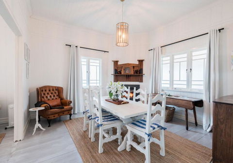 Pretty Pink Queenslander With Spectacular Views! - Accommodation Sunshine Coast 2