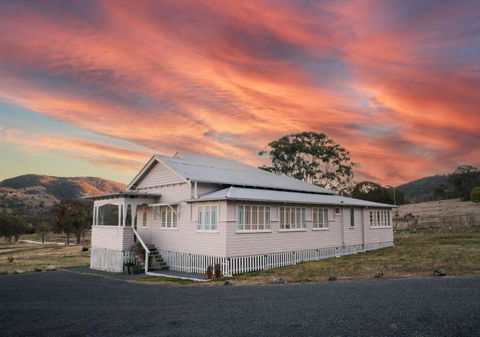 Pretty Pink Queenslander With Spectacular Views! - Accommodation Sunshine Coast 0