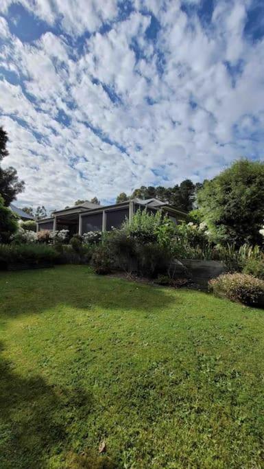 Quiet Family Retreat Getaway - Wildlife Park, Sovereign Hill, Kryall Castle And City At Your Door - Modern House, 8 Guests, 4 Bedrooms, 5 Beds - Accommodation Sunshine Coast 0