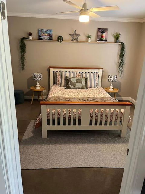 Quiet Family Retreat Getaway - Wildlife Park, Sovereign Hill, Kryall Castle And City At Your Door - Modern House, 8 Guests, 4 Bedrooms, 5 Beds - Accommodation Sunshine Coast 1