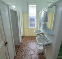 Australian Hotel - Accommodation Sunshine Coast