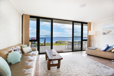 Azure Absolute Beachfront - Pet Friendly - Accommodation Sunshine Coast 2