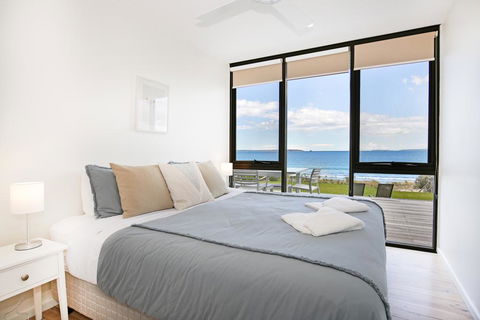 Azure Absolute Beachfront - Pet Friendly - Accommodation Sunshine Coast 3