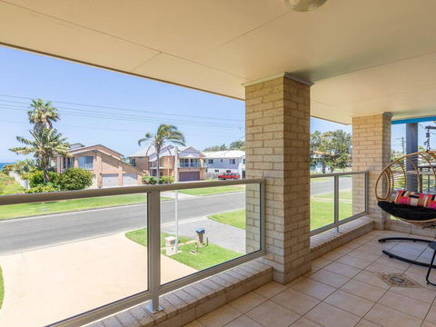 Azure Waters - Perfectly Positioned With Ocean Views - Accommodation Sunshine Coast 3