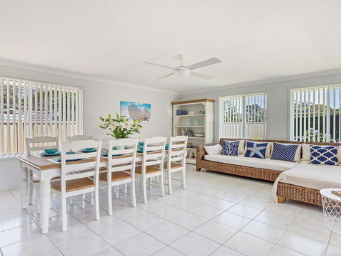 Azure Waters - Perfectly Positioned With Ocean Views - Accommodation Sunshine Coast 1