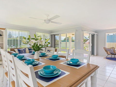 Azure Waters - Perfectly Positioned With Ocean Views - Accommodation Sunshine Coast 2